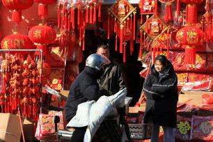 江苏淮安：市民选购红灯笼等新年饰品