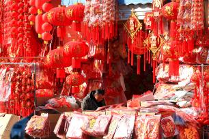 江苏淮安：市民选购红灯笼等新年饰品