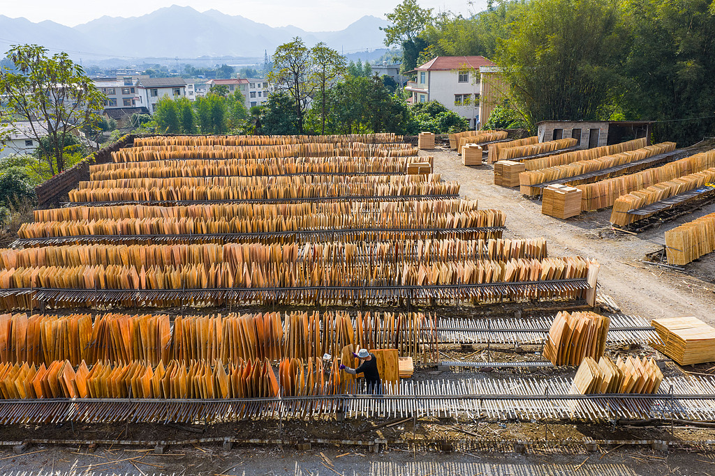 广西蒙山：工人抓晴好天气晾晒板材