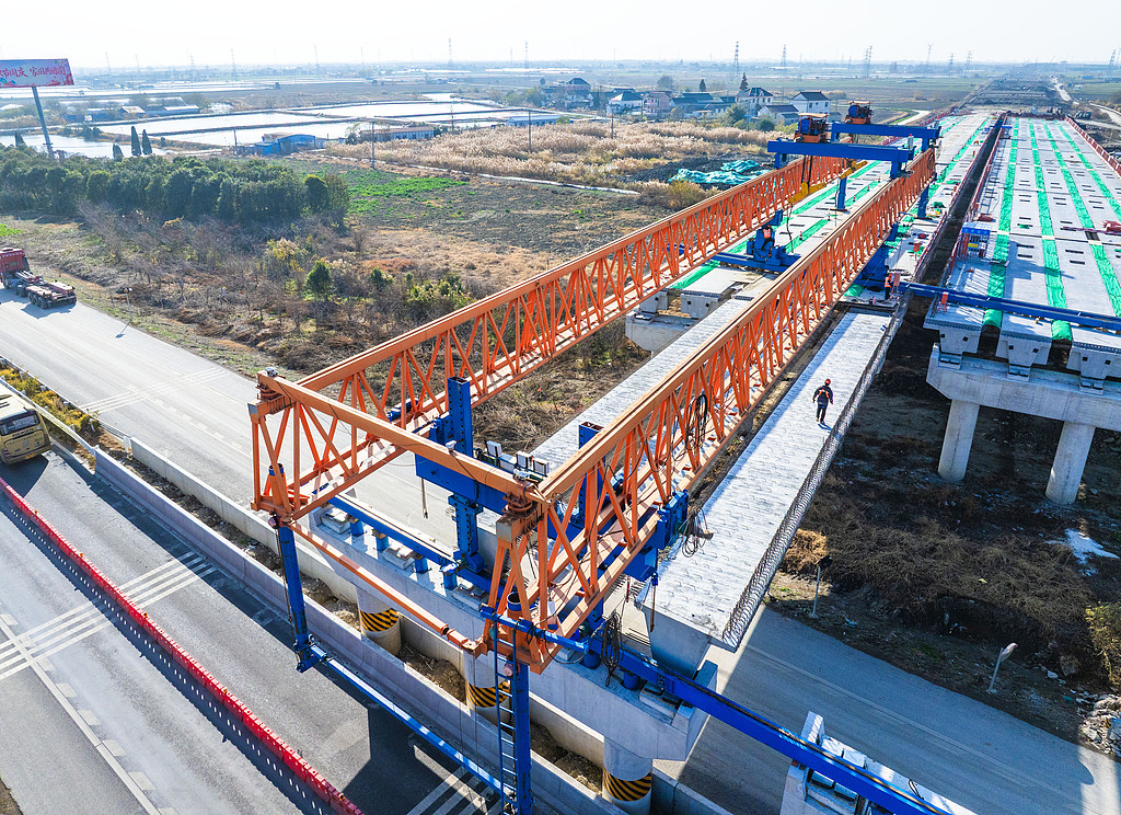 江苏兴化：宁盐高速公路建设正酣