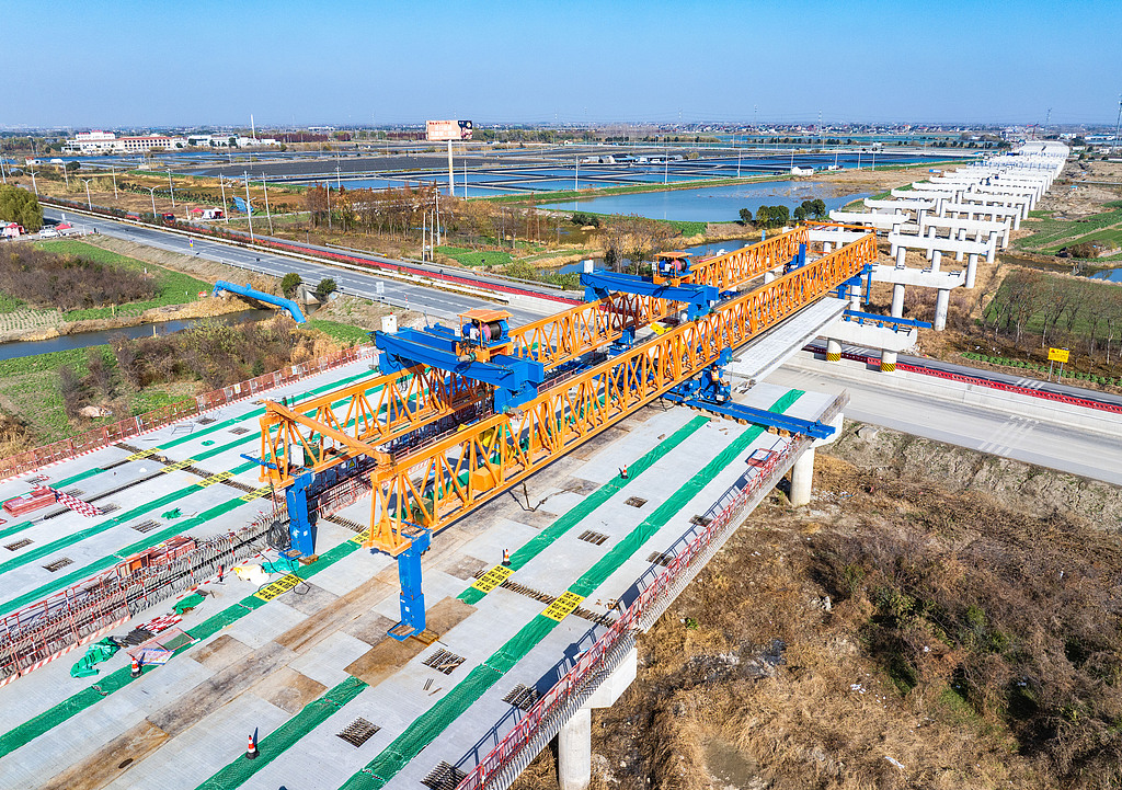 江苏兴化：宁盐高速公路建设正酣