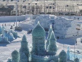 哈尔滨冰雪大世界晶莹璀璨 宛如童话世界