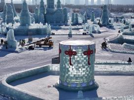 哈尔滨冰雪大世界晶莹璀璨 宛如童话世界