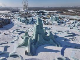 哈尔滨冰雪大世界晶莹璀璨 宛如童话世界