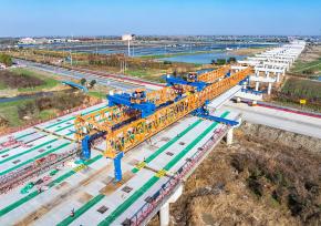 江苏兴化：宁盐高速公路建设正酣