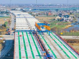 江苏兴化：宁盐高速公路建设正酣