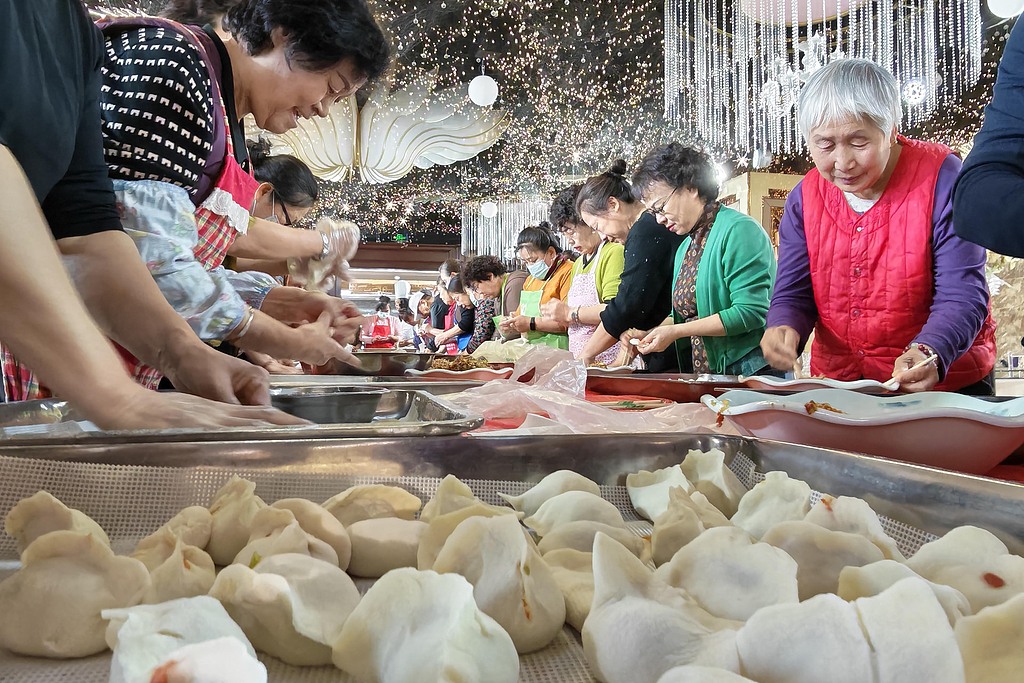 新疆哈密：社区举行迎冬至职工包饺子活动