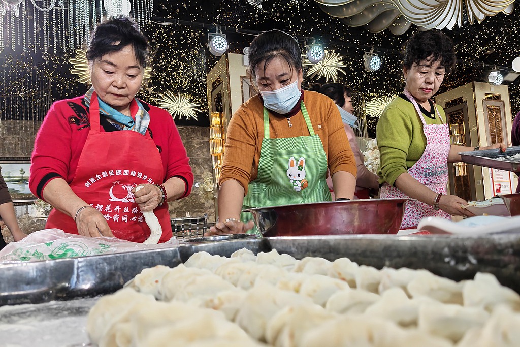 新疆哈密：社区举行迎冬至职工包饺子活动