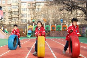 河北唐山：幼儿园小朋友户外运动强体魄