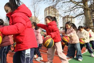 河北唐山：幼儿园小朋友户外运动强体魄