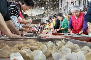 新疆哈密：社区举行迎冬至职工包饺子活动