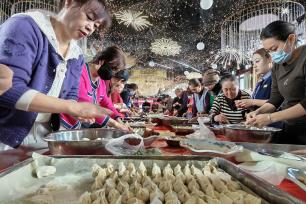 新疆哈密：社区举行迎冬至职工包饺子活动