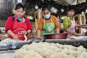 新疆哈密：社区举行迎冬至职工包饺子活动