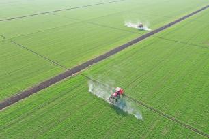 安徽安庆：农机手进行小麦冬季田管作业