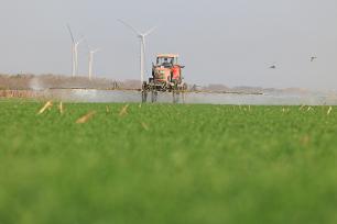 安徽安庆：农机手进行小麦冬季田管作业