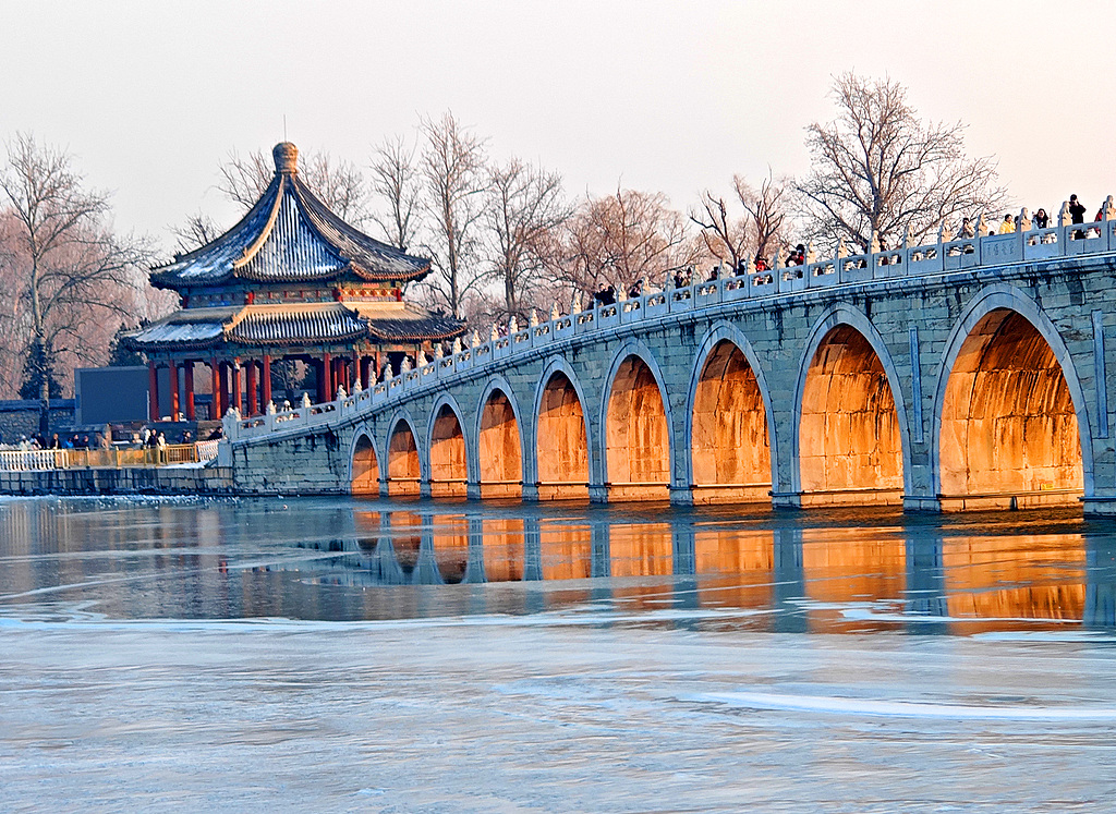 颐和园十七孔桥再现“金光穿洞”奇观