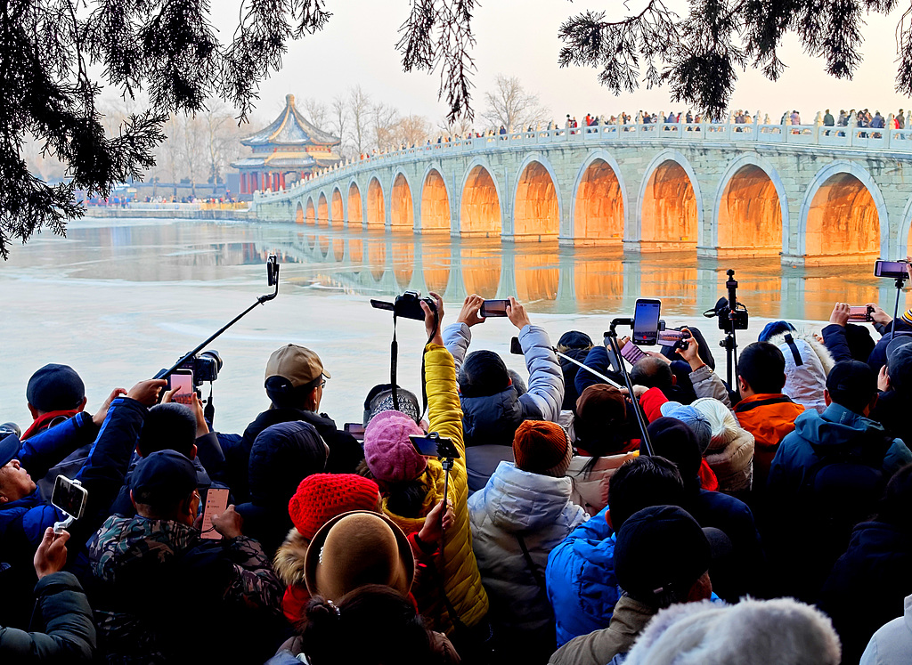 颐和园十七孔桥再现“金光穿洞”奇观