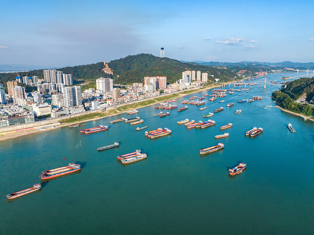 广西梧州：货船在西江航道有序航行