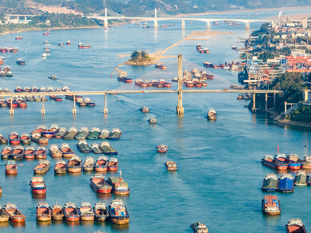 广西梧州：货船在西江航道有序航行