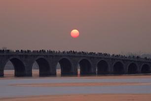 颐和园十七孔桥再现“金光穿洞”奇观