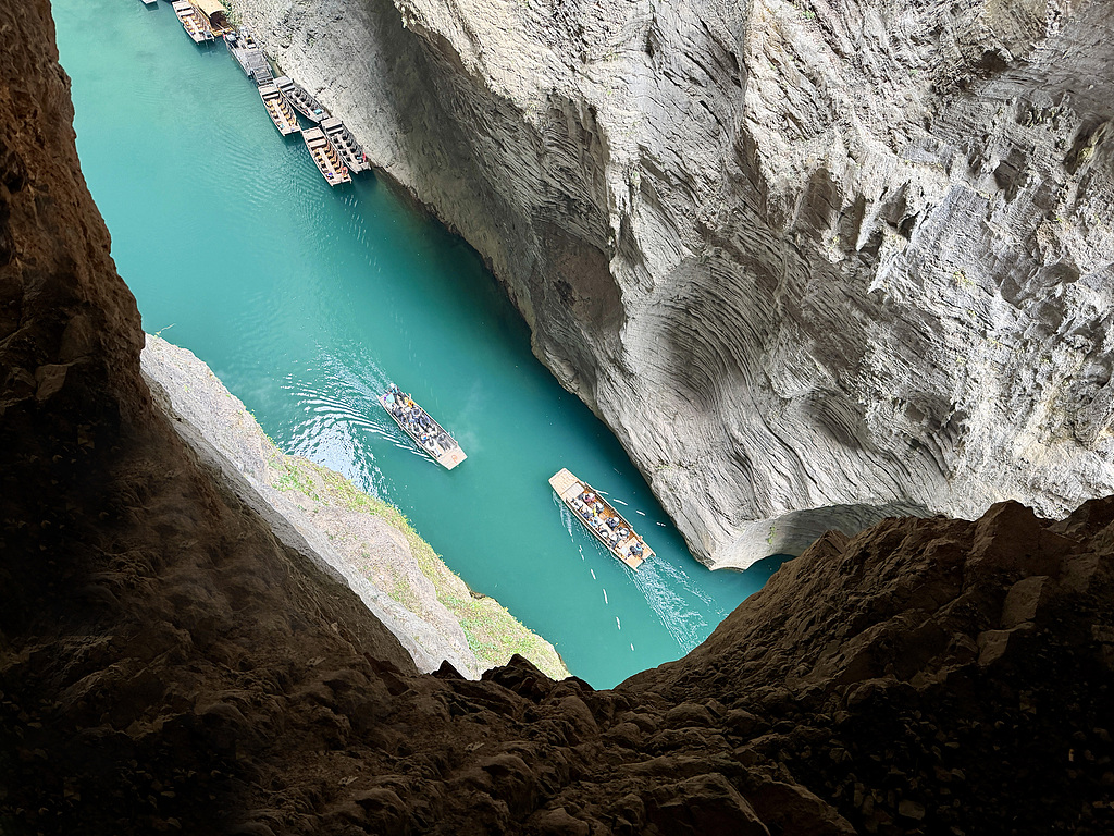 湖北恩施：游客乘船游览屏山峡谷