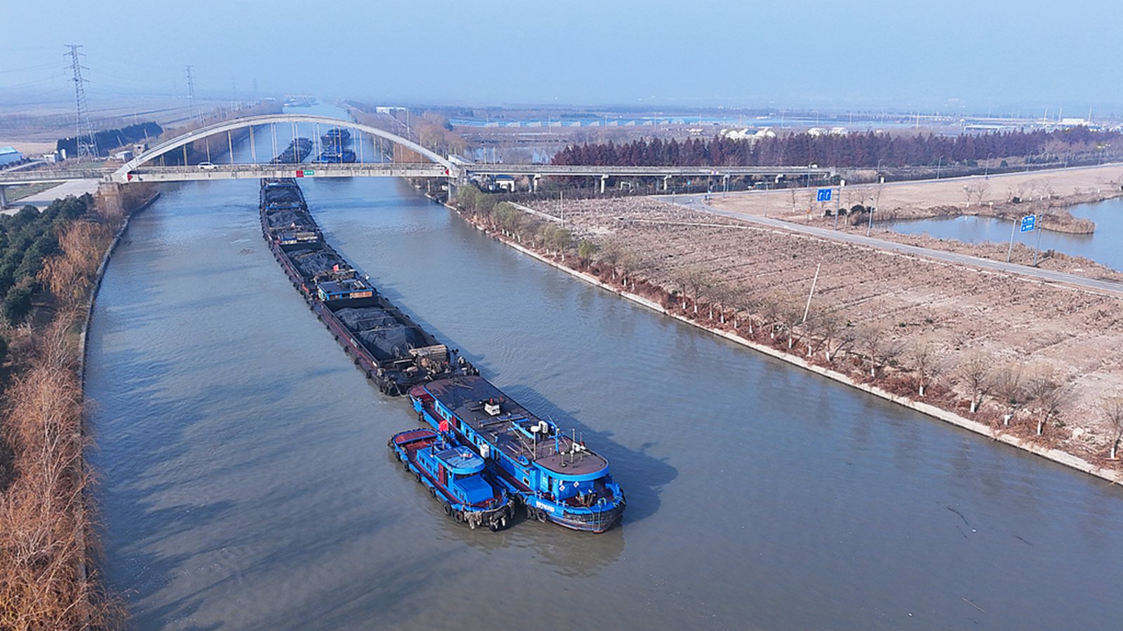 江苏连云港：水上“快递”运输繁忙