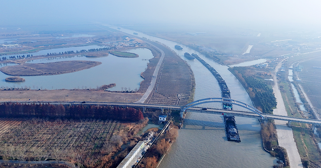 江苏连云港：水上“快递”运输繁忙
