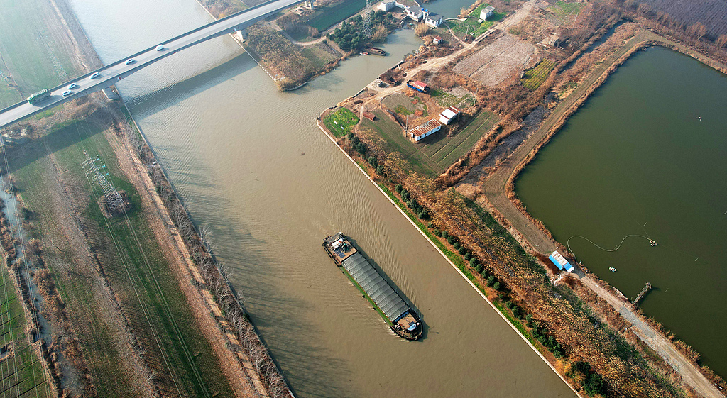 江苏连云港：水上“快递”运输繁忙