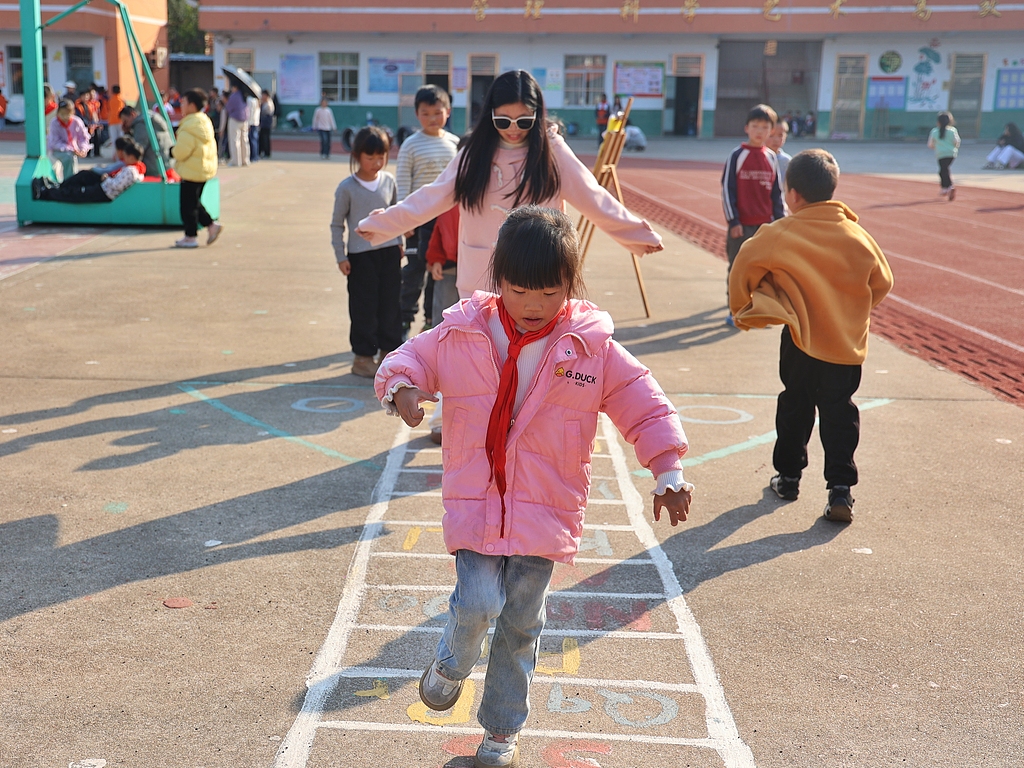 江西萍乡：学生参加校园趣味运动会