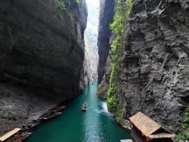 湖北恩施：游客乘船游览屏山峡谷