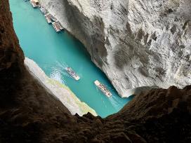 湖北恩施：游客乘船游览屏山峡谷