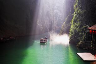 湖北恩施：游客乘船游览屏山峡谷