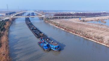 江苏连云港：水上“快递”运输繁忙