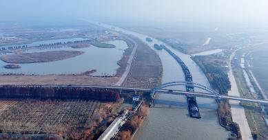 江苏连云港：水上“快递”运输繁忙