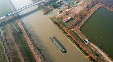 江苏连云港：水上“快递”运输繁忙