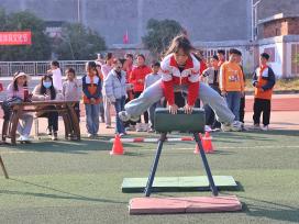 江西萍乡：学生参加校园趣味运动会