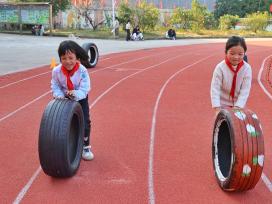 江西萍乡：学生参加校园趣味运动会