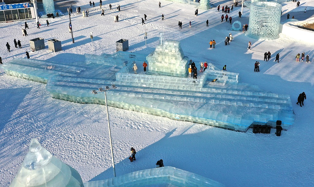 冰雕“福建舰”亮相哈尔滨冰雪大世界