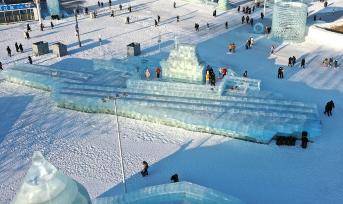 冰雕“福建舰”亮相哈尔滨冰雪大世界