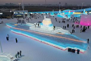 冰雕“福建舰”亮相哈尔滨冰雪大世界