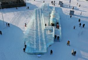 冰雕“福建舰”亮相哈尔滨冰雪大世界