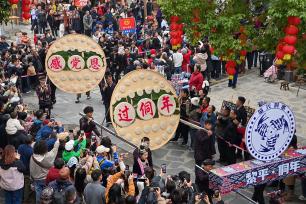 贵州黔东南州：多彩民俗庆侗年