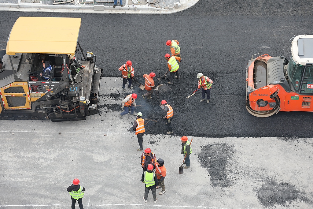 江苏南京：地铁6号线北安门街摊铺沥青