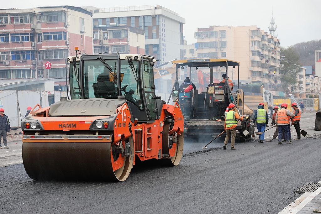 江苏南京：地铁6号线北安门街摊铺沥青