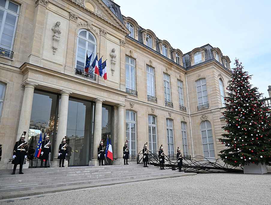 法总统府工作人员涉嫌盗卖国宴器具 卢浮宫保安涉嫌收赃