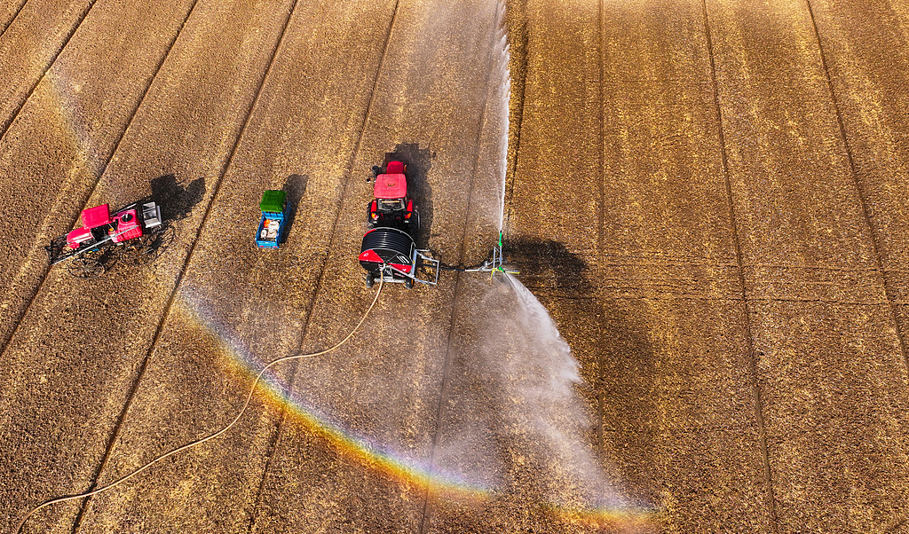 江苏宿迁：农户冬灌小麦 冲出彩虹景观