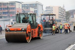 江苏南京：地铁6号线北安门街摊铺沥青