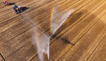 江苏宿迁：农户冬灌小麦 冲出彩虹景观