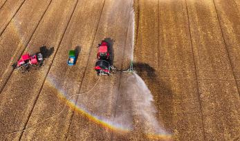 江苏宿迁：农户冬灌小麦 冲出彩虹景观