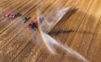 江苏宿迁：农户冬灌小麦 冲出彩虹景观